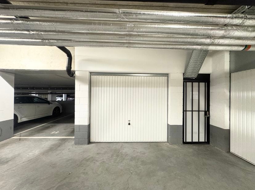 Garage à vendre à Rue des Bataves 15,
                    1040 Etterbeek