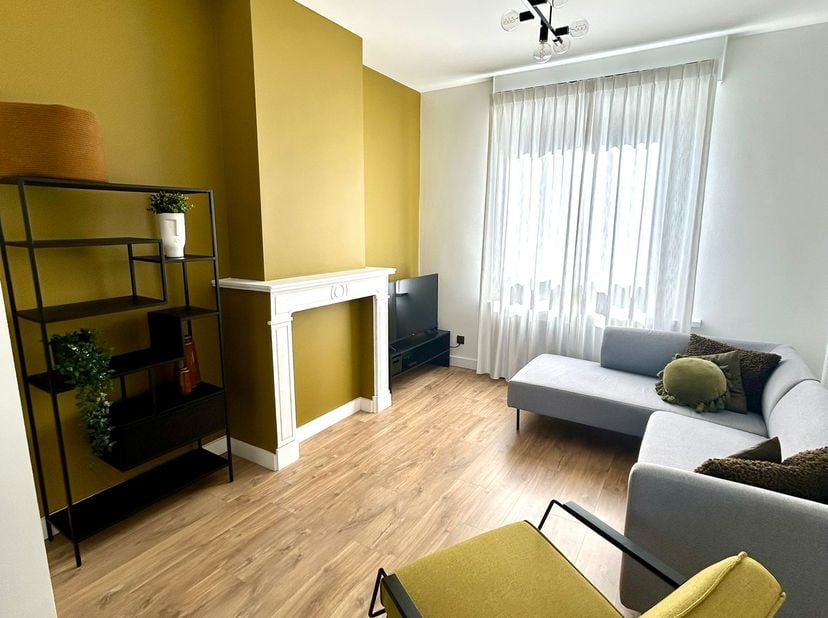 INSTAPKLARE, VOLLEDIG GERENOVEERDE RIJWONING OP TOPLOCATIE<br />
Op de grens Vilvoorde-Grimbergen, rustig gelegen, bevindt zich deze prachtige gerenov