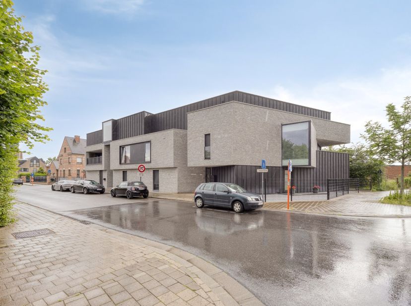 Met een rustige ligging en alle faciliteiten op wandelafstand kent dit recente appartement een unieke ligging in het centrum van Geel. Naast de onderg