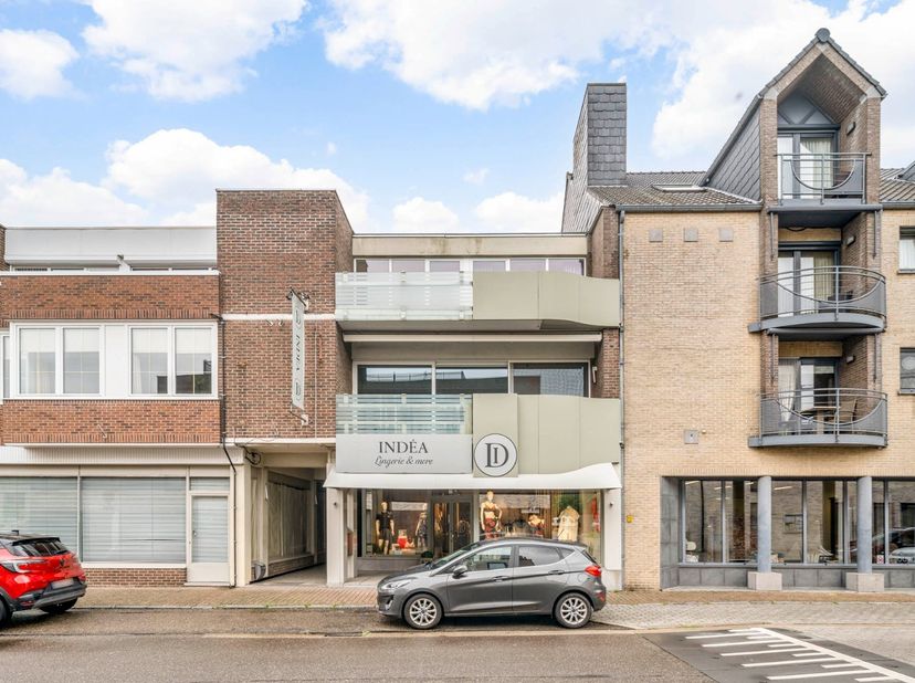 Dit ruime duplex appartement is ideaal gelegen in de dorpskern van Neeroeteren, op wandelafstand van supermarkten, bakker, scholen en ontspanningsmoge