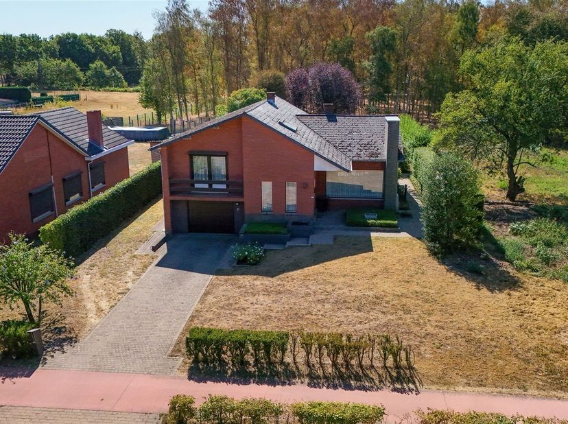 Tijdloze gezinswoning met 3 slaapkamers, residentieel en groen gelegen op een knap perceel van 9a<br />
<br />
Omgeving:<br />
+ Rustig gelegen met