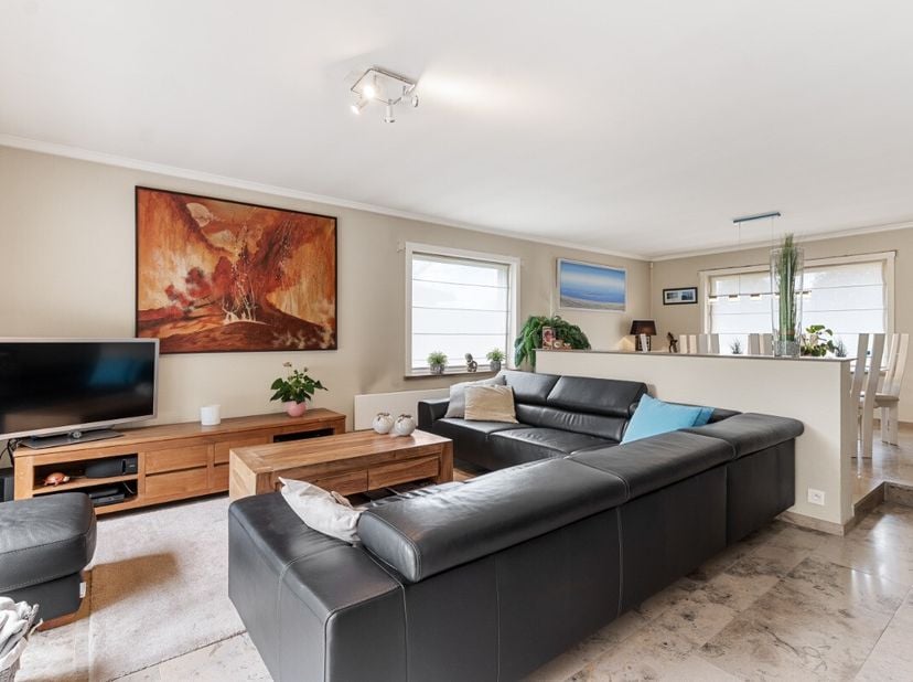 Ontdek deze prachtige villa gelegen in een rustige en groene omgeving aan de Winkelwarande 22 in Sint-Kruis-Winkel. Deze stijlvolle woning, gebouwd in