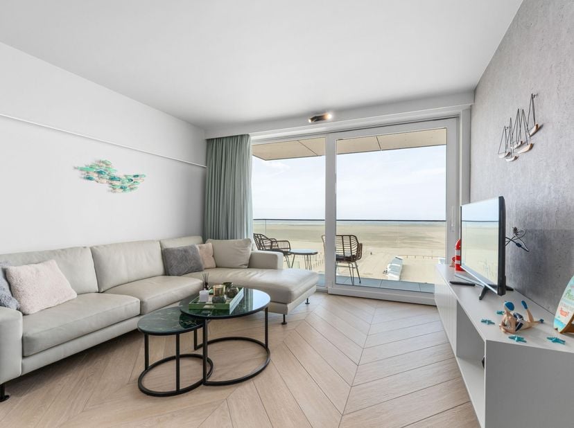 Geniet elke dag van een adembenemend panoramisch zicht op zee in dit prachtig gerenoveerde appartement op de derde verdieping, ideaal gelegen op de Ze