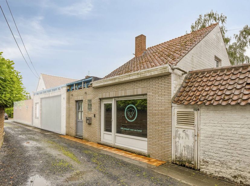 Deze lichtrijke en ruime woning in Heule biedt de perfecte basis om jouw droomthuis volledig naar eigen hand te zetten. Je woont hier heerlijk rustig,