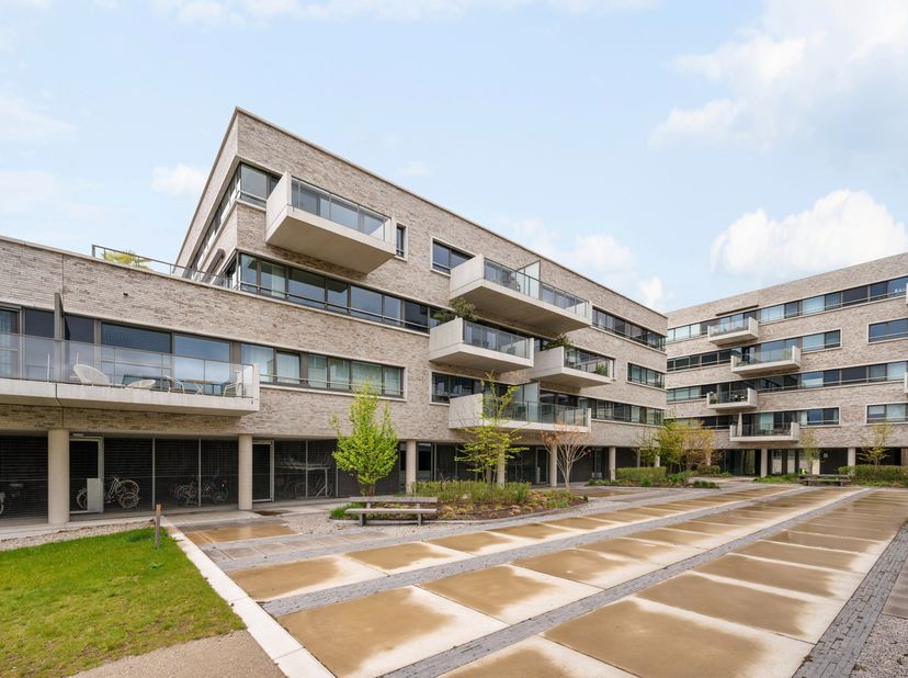 Idéalement situé le long de l'avenue Prince Baudouin, se trouve cet appartement moderne et économe en énergie avec une superficie habitable d'environ