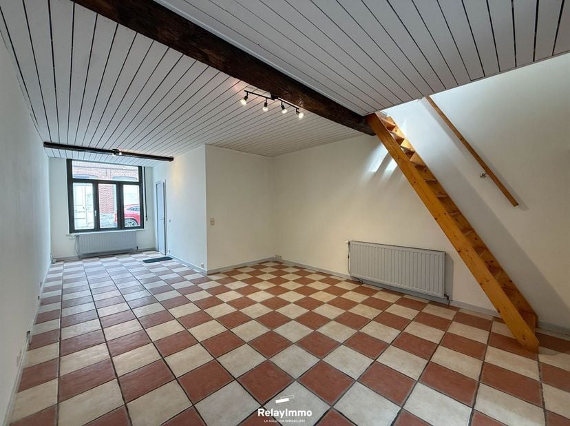 Charmante duplexstudio met een ideale indeling en lichte ruimtes.<br />
Indeling:<br />
Gedeelde hal, ruime en lichte woonkamer, apart toilet, gedeel
