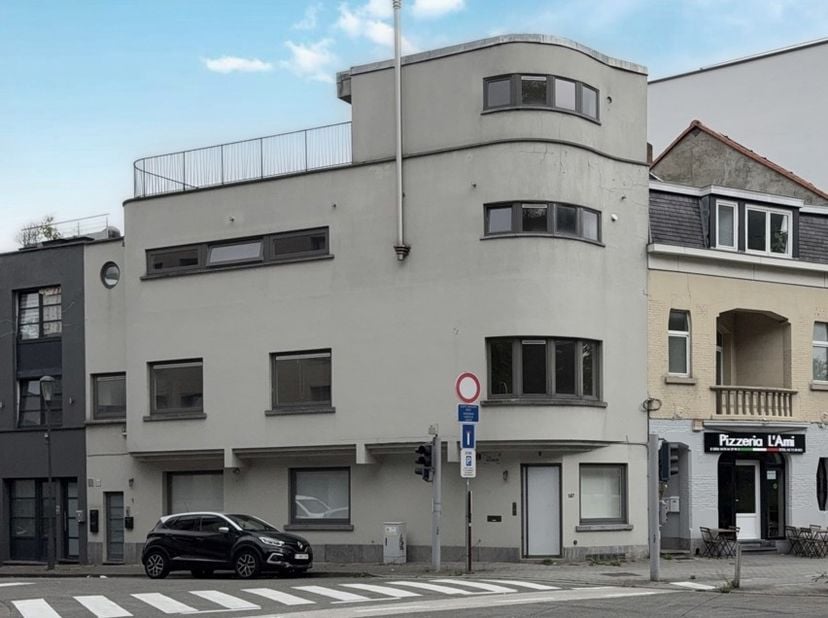 A deux pas de l'hôpital Chirec Delta, et face au Campus de l'ULB, proche des transports et des commerces, bel immeuble mixte à très faibles charges co