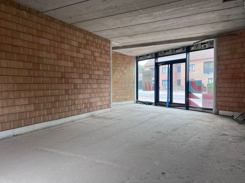 Deze gelijkvloerse kantoorruimte van ca. 77 m² is gelegen aan de Leopoldlaan, op een centrale en commerciële ligging tussen Overpelt en Neerpelt. Dank