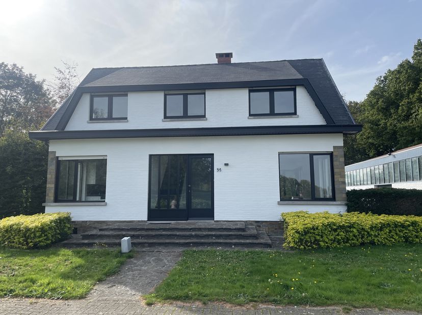 Villa te huur op een strategische, maar uiterst rustige ligging nabij de A12 en E19. Dit veelzijdige domein biedt het beste van twee werelden: wonen e