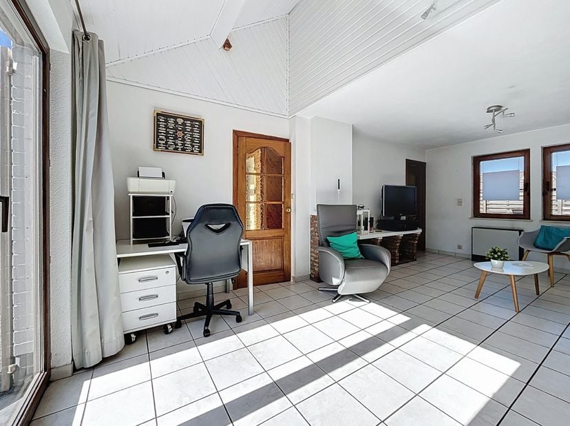 Cette maison de vacances est situé au calme à l'arrière du domaine. &amp;nbsp;Elle se compose comme suit : hall d'entrée, WC, salon et salle à manger, cui