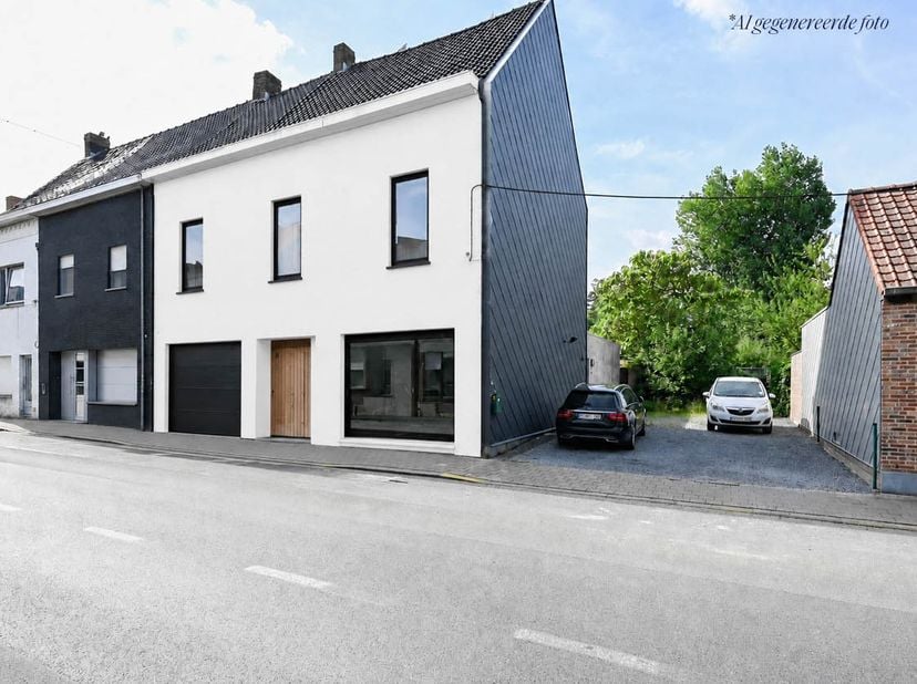 Dit te renoveren handelshuis met tal van mogelijkheden, nabij het centrum van Lauwe, biedt een unieke combinatie van wonen en werken. De eigendom besc