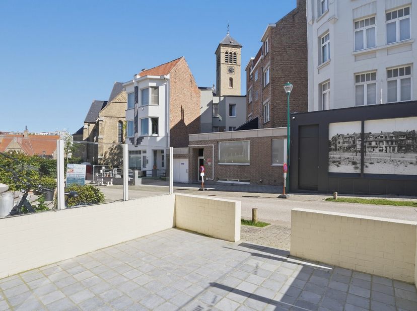 Goed gelegen gebouw op 117m² te De Panne bestaande uit een handelsruimte (voormalige horecazaak - frituur) en woonst. Dit eigendom voorzien van een pr