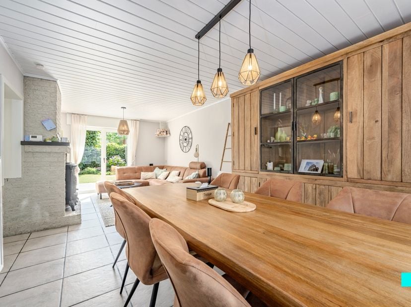 Deze beperkt te moderniseren half open woning is gelegen tussen Roeselare en Rumbeke, met een uitstekende verbinding en alles vlakbij. Aangezien de wo