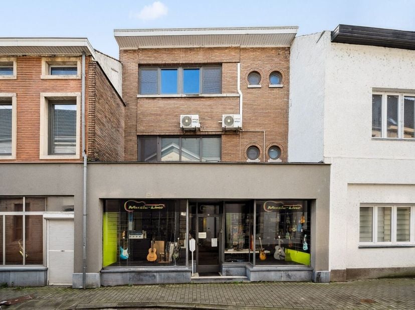 In het centrum van Tienen vindt u deze ruime handelszaak met private woonst met 2 politienummers namelijk 99 en 101. Het gelijkvloers omvat vitrine, h