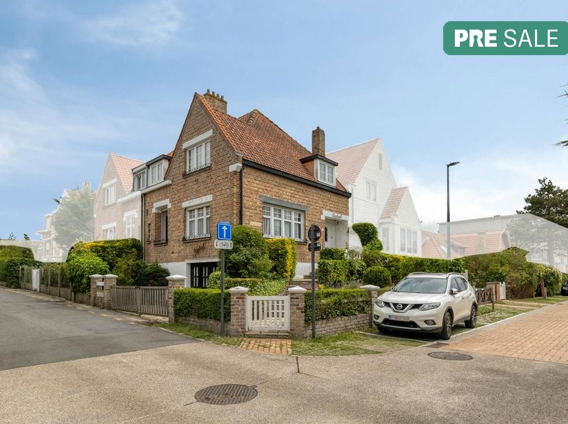 In het centrum van De Panne, vlakbij de markt en op enkele stappen van de zee vinden we deze charmante woning te koop. Deze woning is volledig te reno