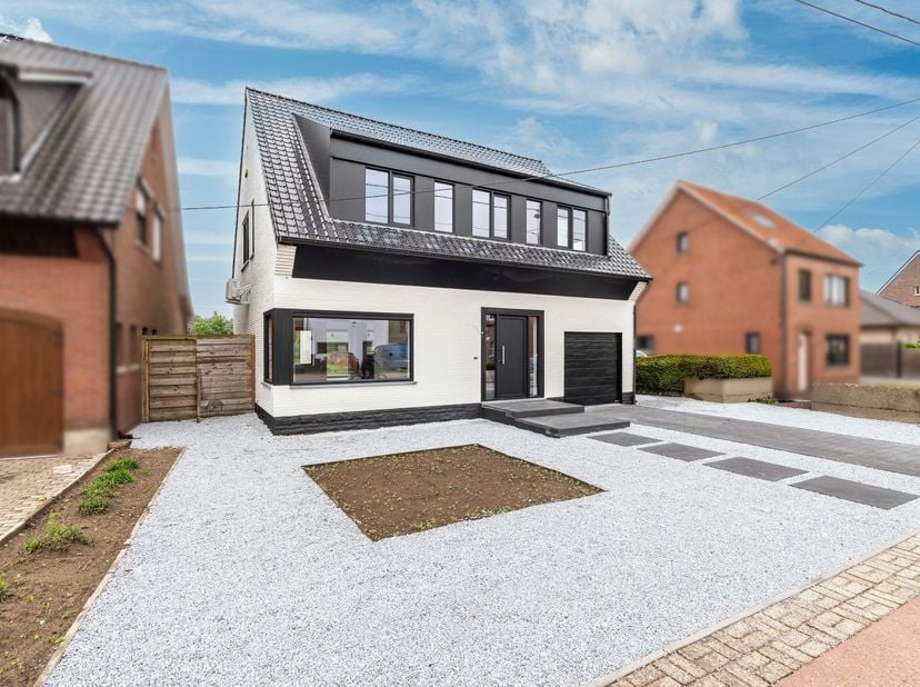 Instapklare, energiezuinige gezinswoning te Rijkevorsel<br />
Ontdek deze volledig gerenoveerde woning in Rijkevorsel. Dankzij de totaalrenovatie geni