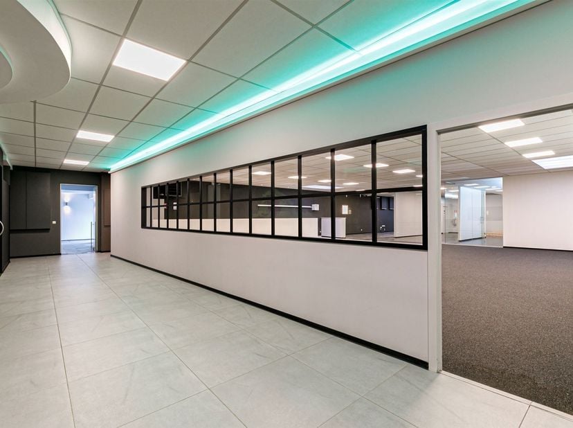 Kantoorruimte met mogelijkheid tot aparte showroom<br />
<br />
Ligging: Gelegen in industriepark Klein Gent vlakbij de autostrade E313.<br />
<br