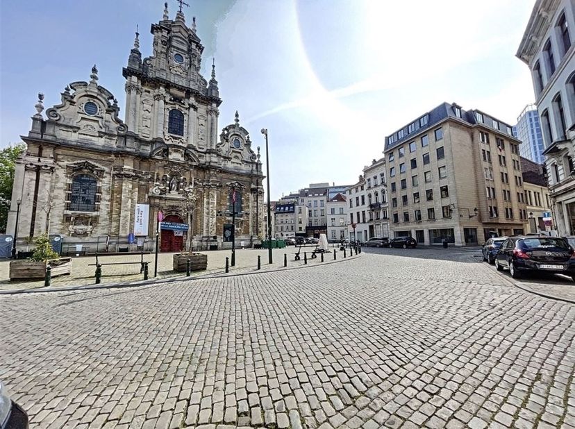 Bruxelles / Quartier Sainte-Catherine : Espace Immo Brussels vous présente ce beau studio meublé, situé au 5 étage sur 6 d'un immeuble avec ascenseur.