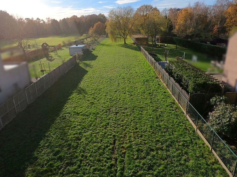 Deze prachtige ruime bouwgrond heeft een mooi groen zicht op het Zuiden en is volledig omheind. Het perceel van 21a 46ca met vooraan 15.63m breedte en