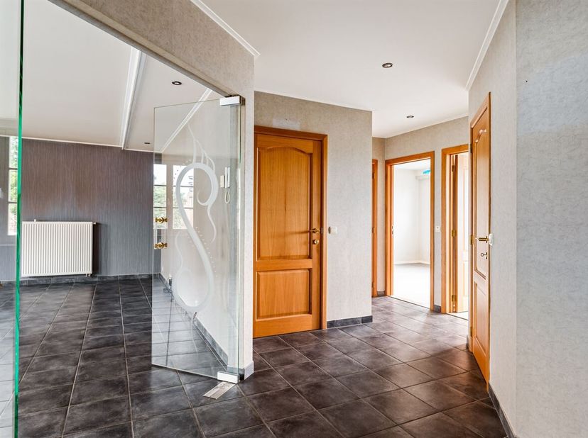 Op te frissen ruim appartement met 2 slaapkamers, terras, carport en kelderberging op centrale ligging te Brecht<br />
Bent u op zoek naar een apparte