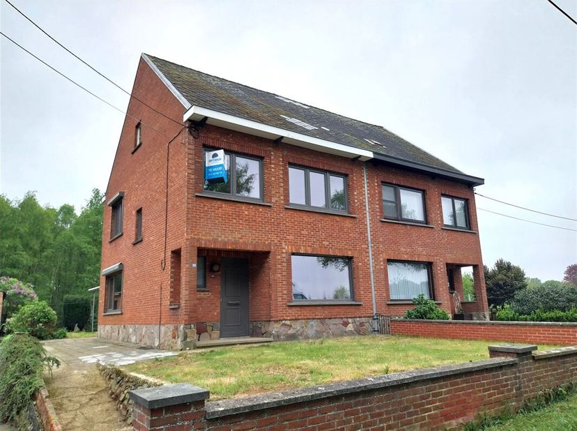 Vraag een bezoek via info@optimusvastgoed.be!<br />
TE HUUR: Gerenoveerde woning met 3 slaapkamers te Paal!<br />
Deze halfopen bebouwing is rustig ge