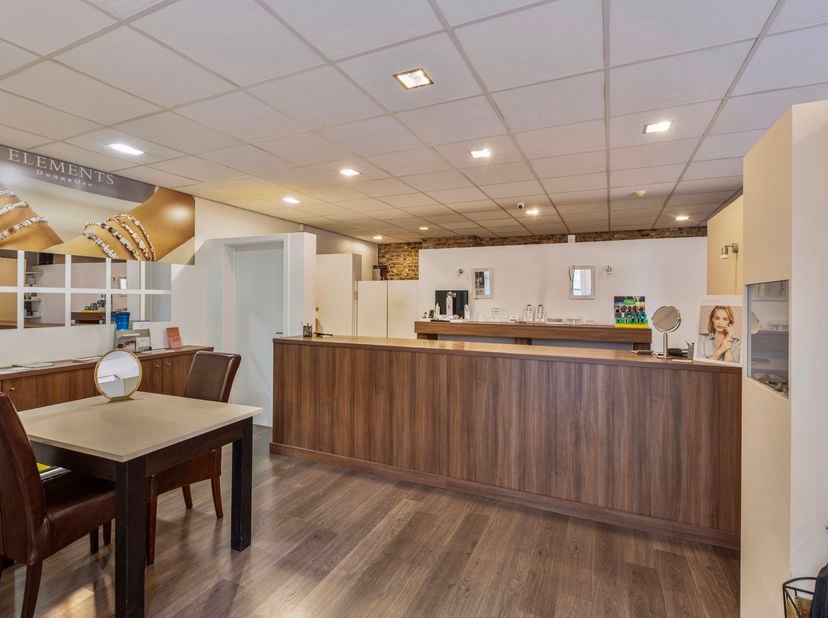 Wil jij graag je eigen zaak met woning in het centrum van Maaseik? Dan is dit je kans!<br />
Op een steenworp afstand van de Markt bevindt zich deze s