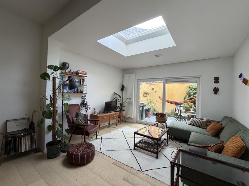 Instapklare rijwoning met 3 slaapkamers en zuiders terras<br />
<br />
**Bezoekdag op afspraak: 1 augustus 2026. Gelieve per mail contact op te nemen