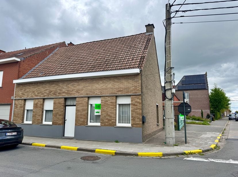 Te renoveren woning met garage en tuin op centrale ligging in Beveren-Leie<br />
Op zoek naar een woning die u volledig naar eigen smaak kan inrichten