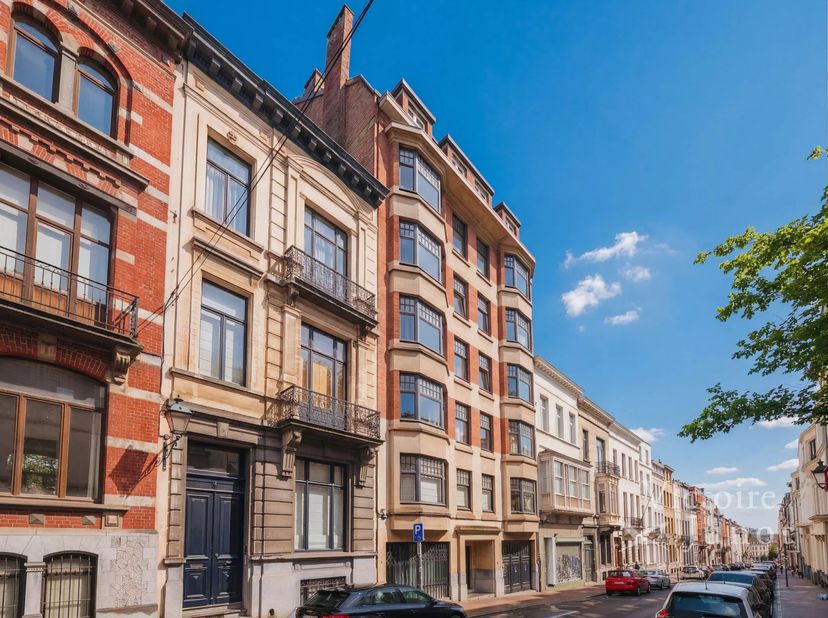 Victoire Junot presenteert u exclusief dit mooie charmante appartement van ±116 m². Deze elegante ruimte omvat een ruime woonkamer, een karaktervolle