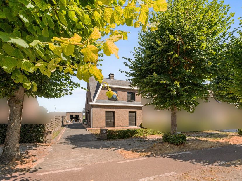 Droom je van een woning waar rust, ruimte en karakter samenkomen? Dan is deze prachtige halfopen bebouwing aan de rand van Eeklo precies wat je zoekt.