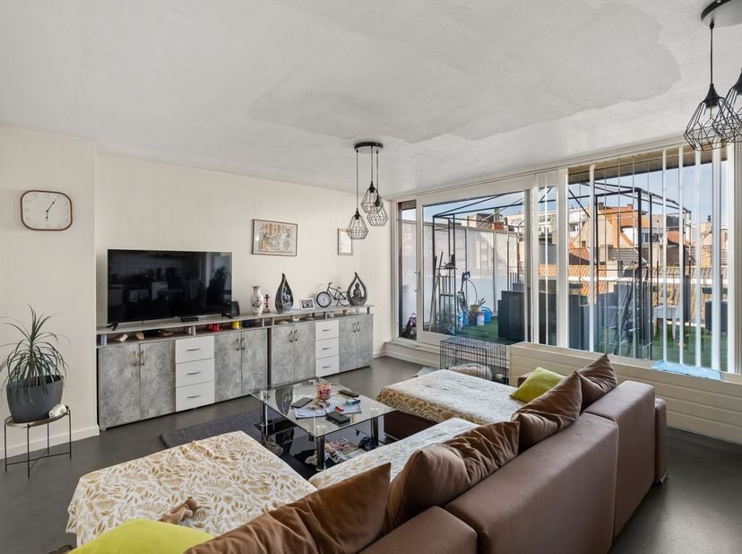À Ostende, à proximité du centre historique et de la mer, se trouve cet appartement 1 chambre prêt à emménager. Situé au dernier étage, il bénéficie d