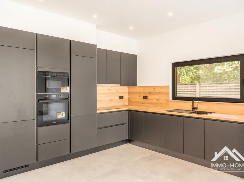 Deze volledige gerenoveerde woning met zonnepanelen is een perfecte buitenkans voor wie op zoek is naar een instapklare moderne woning, voorzien van a