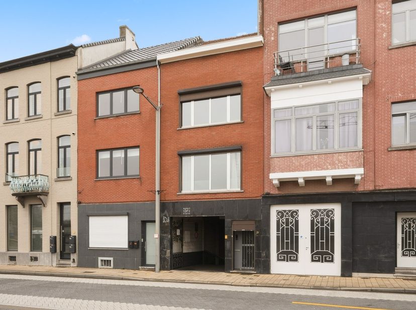 Bel-étagewoning op topligging in het centrum van Tienen, recht tegenover het station en de bushaltes. Dankzij deze centrale ligging geniet u van een u