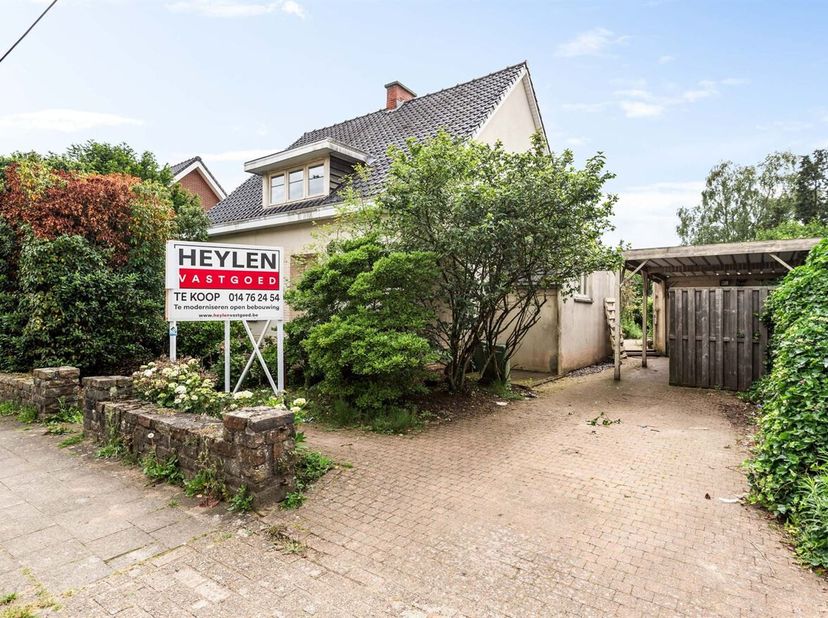 Te moderniseren open bebouwing op 5a48ca<br />
Deze woning dateert van 1961 en dient gerenoveerd te worden naar de hedendaagse normen.<br />
Ligging: