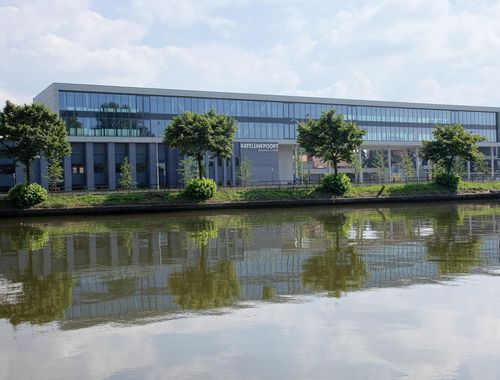                                         Bureaux à louer à Assebroek, € 460
