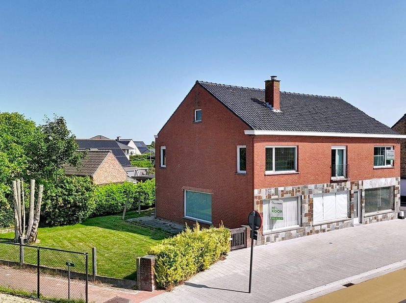 Deze ruime gezingswoning is gelegen op een grondoppervlakte van 588 m² en heeft een bruikbare vloeroppervlakte van 347 m².<br />
Deze eigendom bestaat