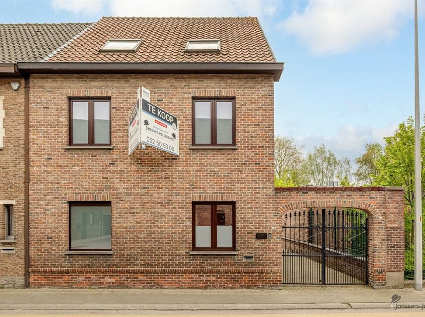 Deze ruime woning in Zele combineert volume, functionaliteit en solide bouwkwaliteit. <br />
Met een bewoonbare oppervlakte van 243 m² op een perceel