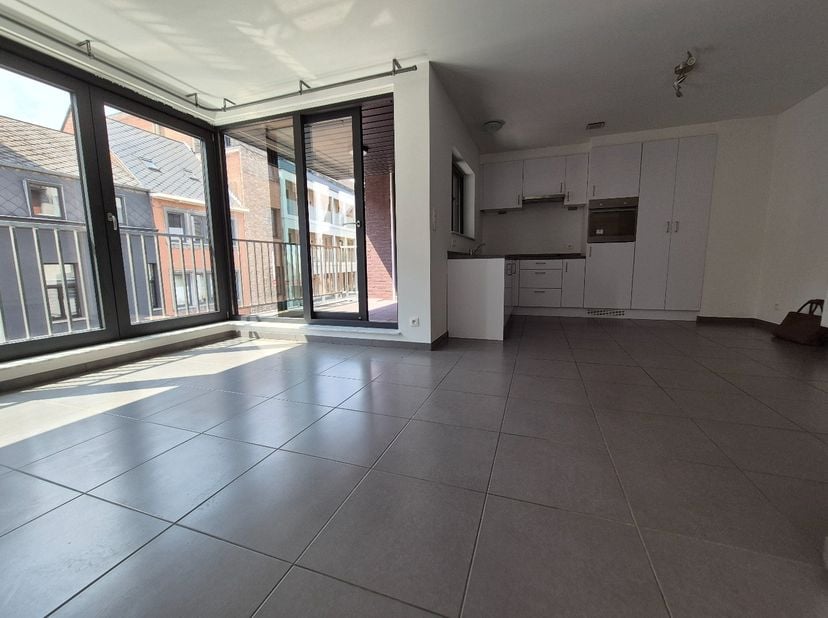 In deze kleine residentie vlakbij het centrum ligt dit appartement op de 2de verdieping  Bestaande uit hall, living, met open keuken (kasten, dubbele