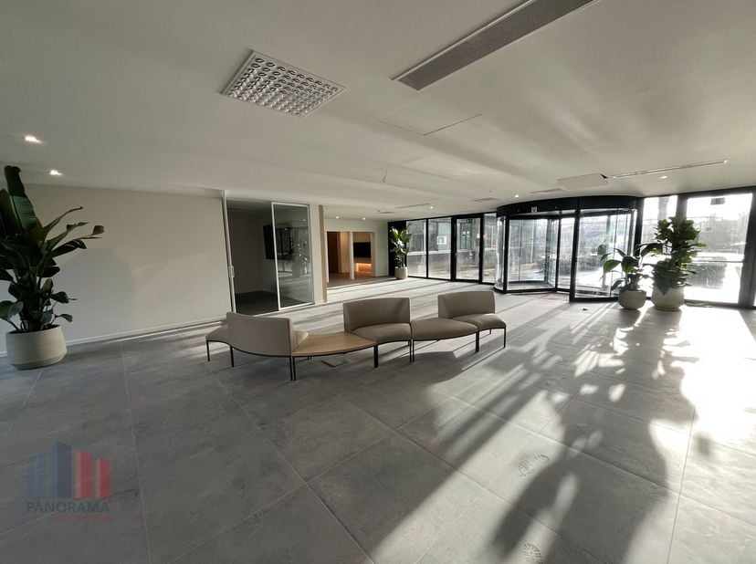 Bureaux exceptionnellement faciles d'accès et prêts à l'emploi de 582 m² à louer, idéalement situés grâce à la connexion directe avec le R4 à seulemen