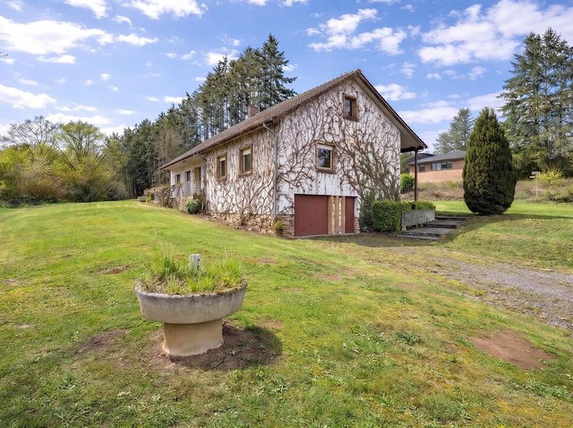 W Immobilière vous propose à Messancy cette spacieuse maison 4 façades avec garage et terrain de 32 ares, idéalement située dans un environnement calm
