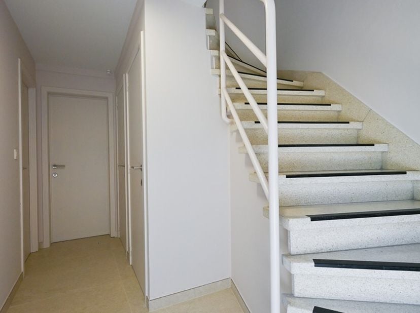 Dit stijlvol gerenoveerde duplexappartement bevindt zich op de tweede verdieping van een kleinschalige residentie, bestaande uit twee appartementen en