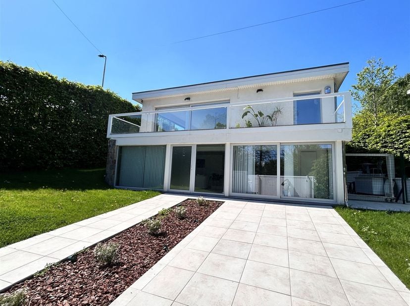 Situé dans le prisé quartier de Cointe, dans une rue calme et résidentielle, cet appartement de standing meublé propose sur environ 100m² : une lumine