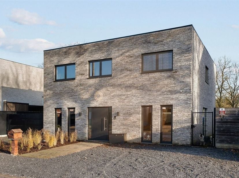 Moderne en recent (2018) gebouwde OB met maar liefst 5 slaapkamers gelegen op een ruim en zonnig perceel van 13a46ca te Paal. <br />
Belangrijkste tro