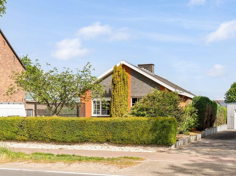 Op zoek naar een verzorgde en instapklare woning met veel ruimte en praktische troeven? Dan is deze open bebouwing gelegen aan de Mechelbaan 178 in Pu