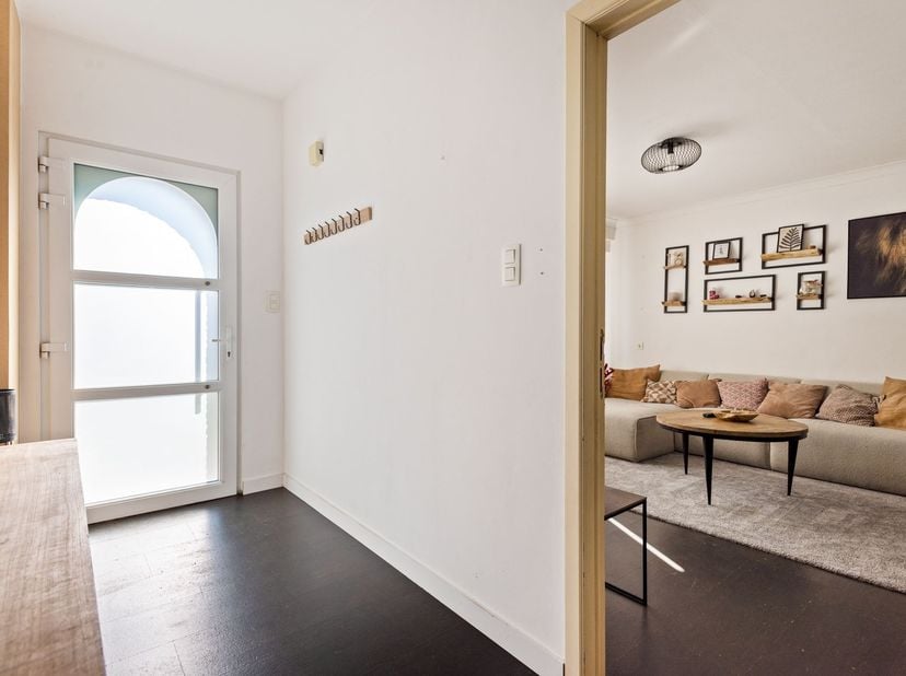 Bienvenue dans ce charmant immeuble mitoyen, situé dans la rue calme mais centrale De Bergen 52 à Zandhoven. Cette propriété combine une disposition p