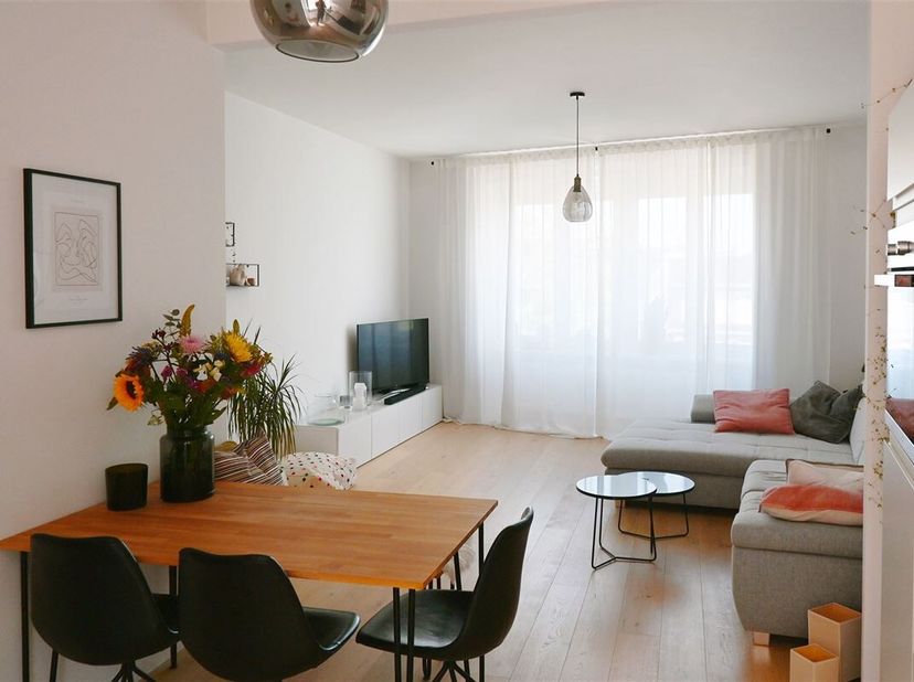 Cet appartement moderne et lumineux d'une chambre à coucher est situé au deuxième étage (sans ascenseur - faibles coûts fixes !) d'un petit immeuble p