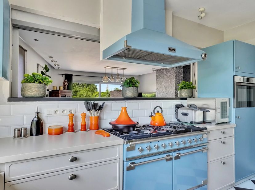 Deze bijzonder ruime woning aan de Maastrichterstraat 304 in Bilzen(Mopertingen) werd doorheen de jaren met veel zorg gerenoveerd en tot in de puntjes