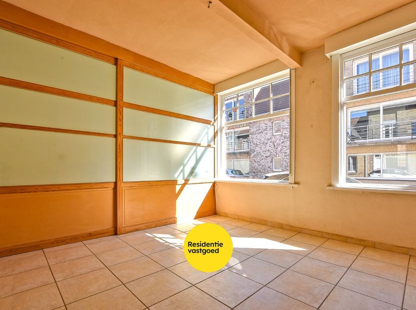 Charmante woning met veel potentieel in centrum Diksmuide op 248 m²!<br />
Op enkele meters van de grote markt, vinden we deze eigendom met herenhuis