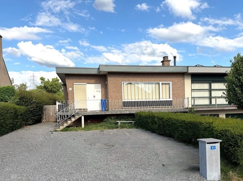 De woning is gelegen in een rustige, residentiële omgeving, dichtbij de oude dorpskern van Neerharen, en in de nabijheid van wandelgebieden.<br />
Het