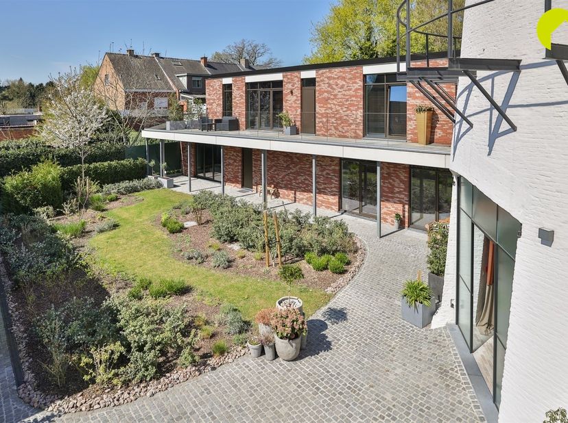 In het charmante Belsele vindt u dit unieke, recente wooncomplex met meerdere woonentiteiten en een historische molen.<br />
Alles wordt individueel